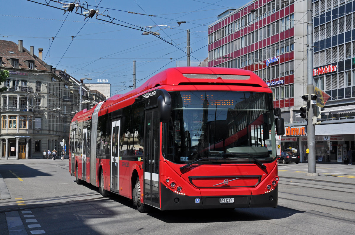 Volvo Hybrid Bus 877, auf der Linie 19, fährt zur Haltestelle beim Bahnhof Bern. Die Aufnahme stammt vom 09.07.2018.