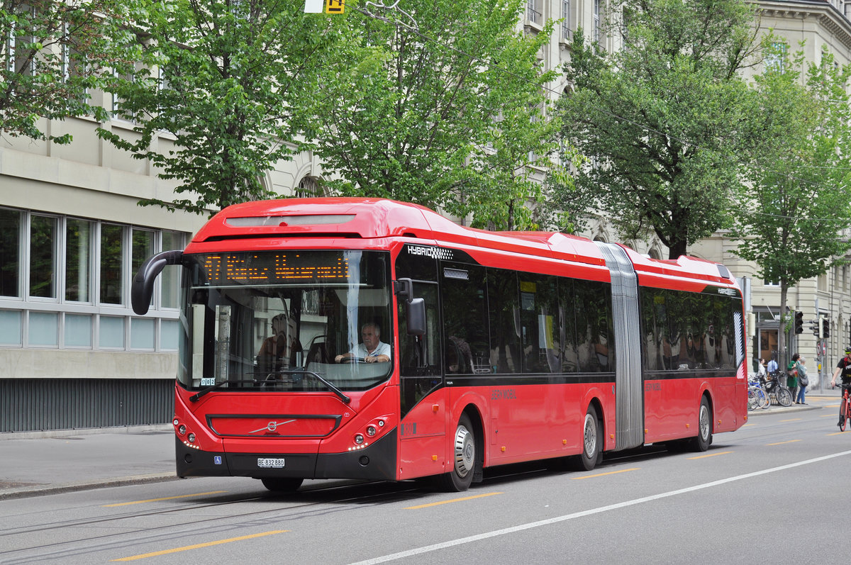 Volvo Hybrid Bus 880, auf der Linie 17, fährt durch die Bundesgasse. Die Aufnahme stammt vom 09.06.2017.