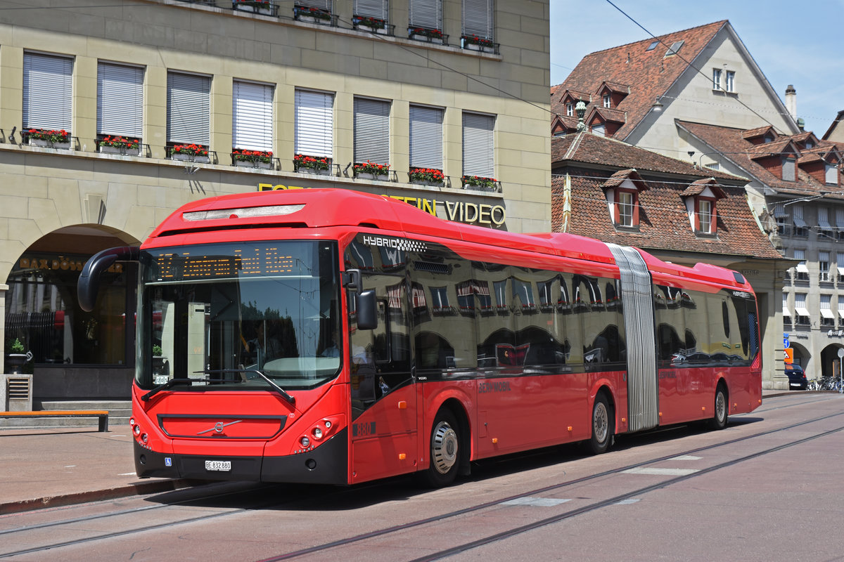 Volvo Hybrid Bus 880, auf der Linie 12, bedient die Haltestelle am Casinoplatz. Die Aufnahme stammt vom 25.06.2019.