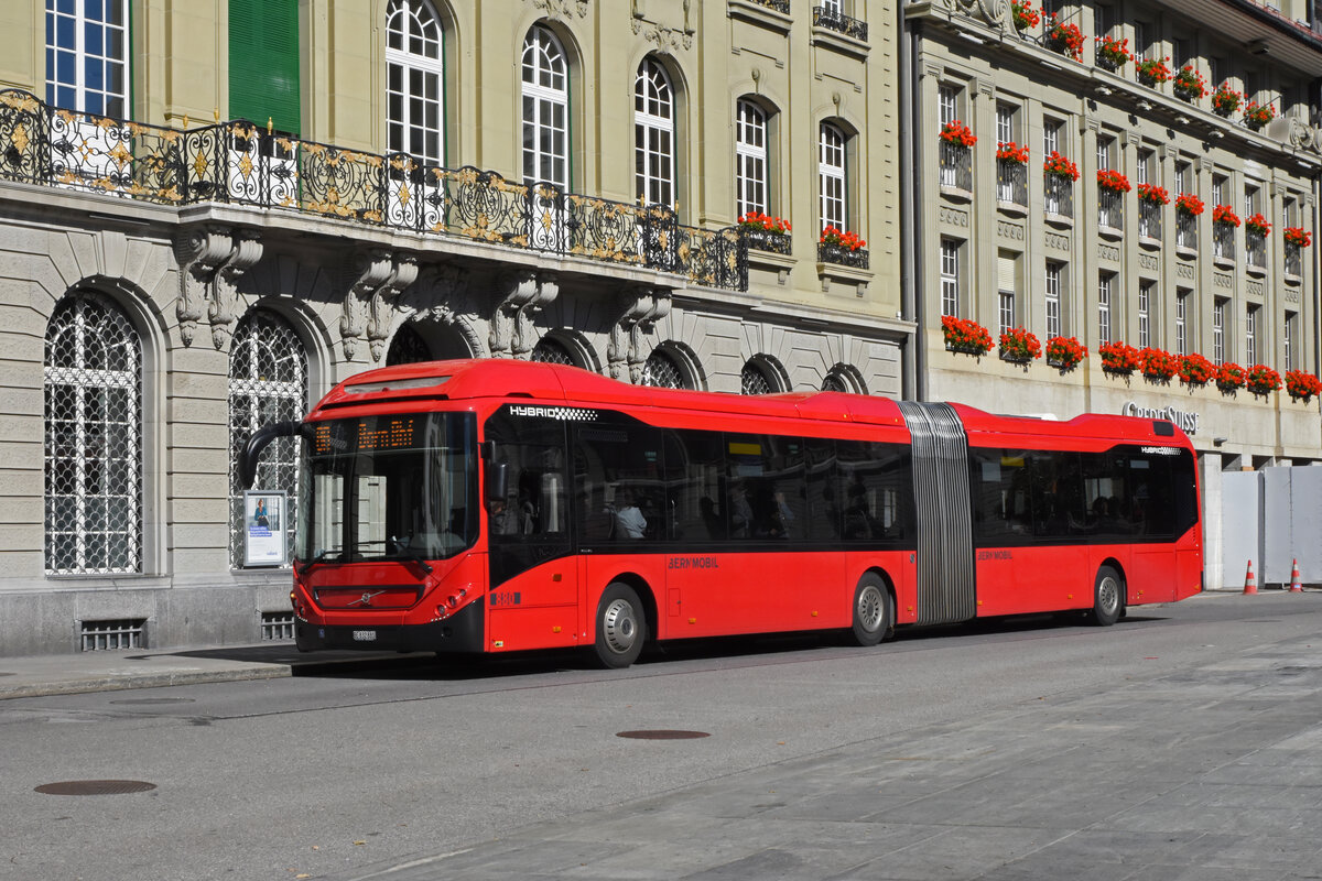 Volvo Hybrid Bus 880, auf der Linie 8A, bedient am 04.10.2022 die Haltestelle beim Bundesplatz.