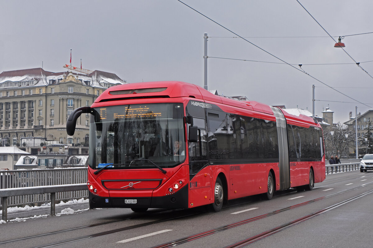 Volvo Hybrid Bus 880 überquert mit der Fahrschule die Kirchenfeldbrücke. Die Aufnahme stammt vom 06.12.2021.