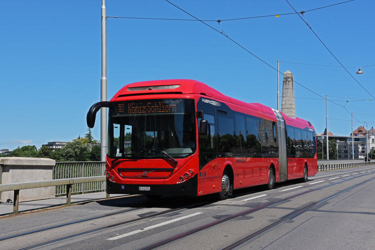 Volvo Hybrid Bus 881, auf der Linie 10, überquert die Kornhausbrücke. Die Aufnahme stammt vom 08.07.2022.