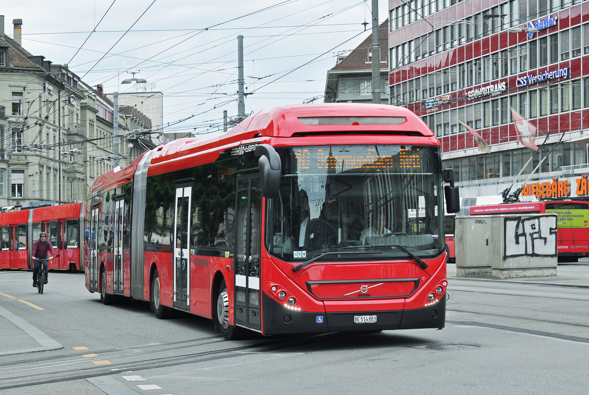 Volvo Hybrid Bus 883, auf der Linie 10, fährt zur Haltestelle beim Bahnhof Bern. Die Aufnahme stammt vom 09.06.2017.