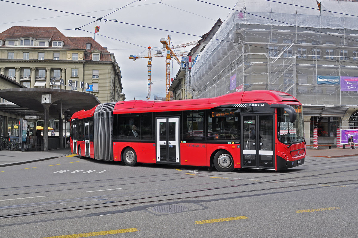 Volvo Hybrid Bus 883, auf der Linie 10, fährt über den Casinoplatz. Die Aufnahme stammt vom 09.06.2017.