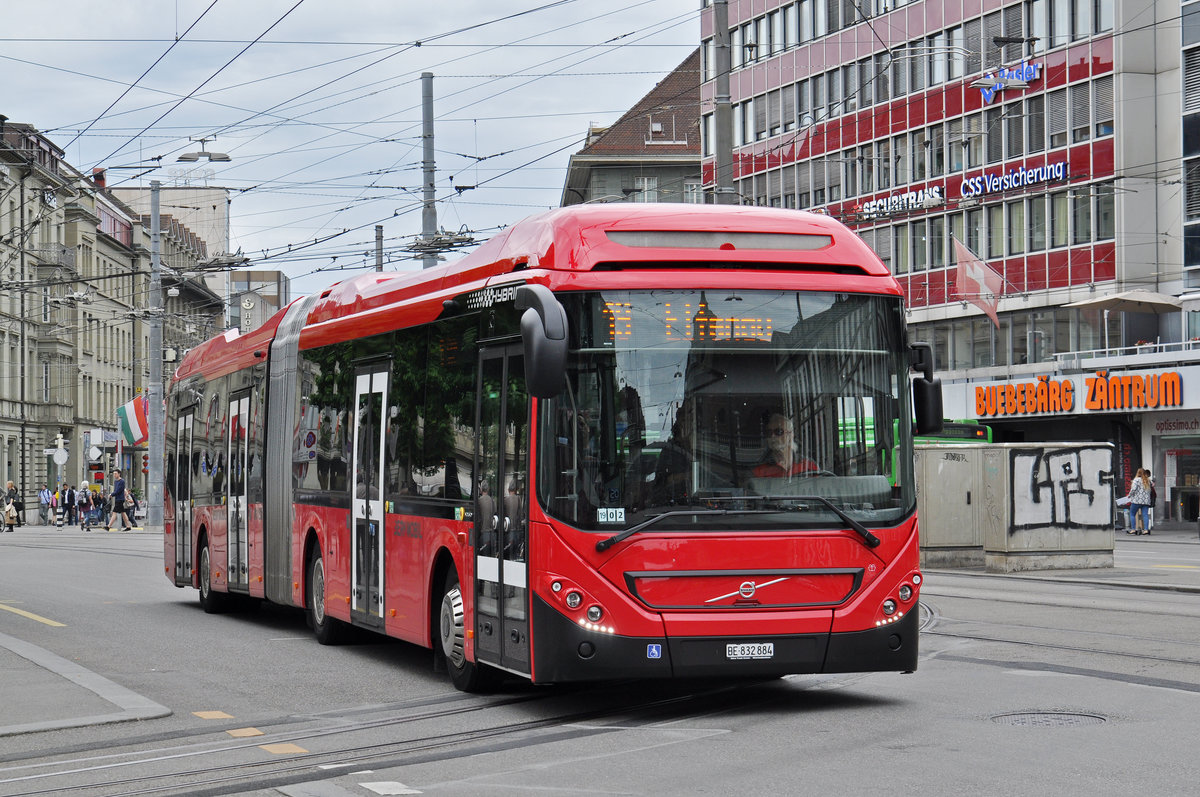 Volvo Hybrid Bus 884, auf der Linie 19, fährt zur Haltestelle beim Bahnhof Bern. Die Aufnahme stammt vom 09.06.2017.
