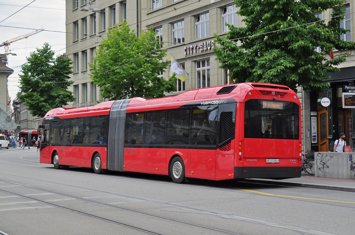 Volvo Hybrid Bus 884, auf der Linie 19, bedient die Haltestelle beim Bahnhof Bern. Die Aufnahme stammt vom 09.06.2017.