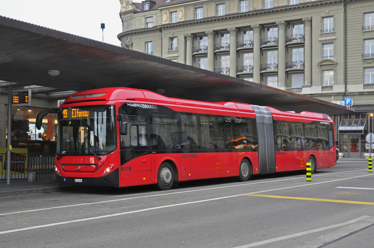Volvo Hybrid Bus 884, auf der Linie 19, bedient die Haltestelle beim Casinoplatz. Die Aufnahme stammt vom 19.12.2018.