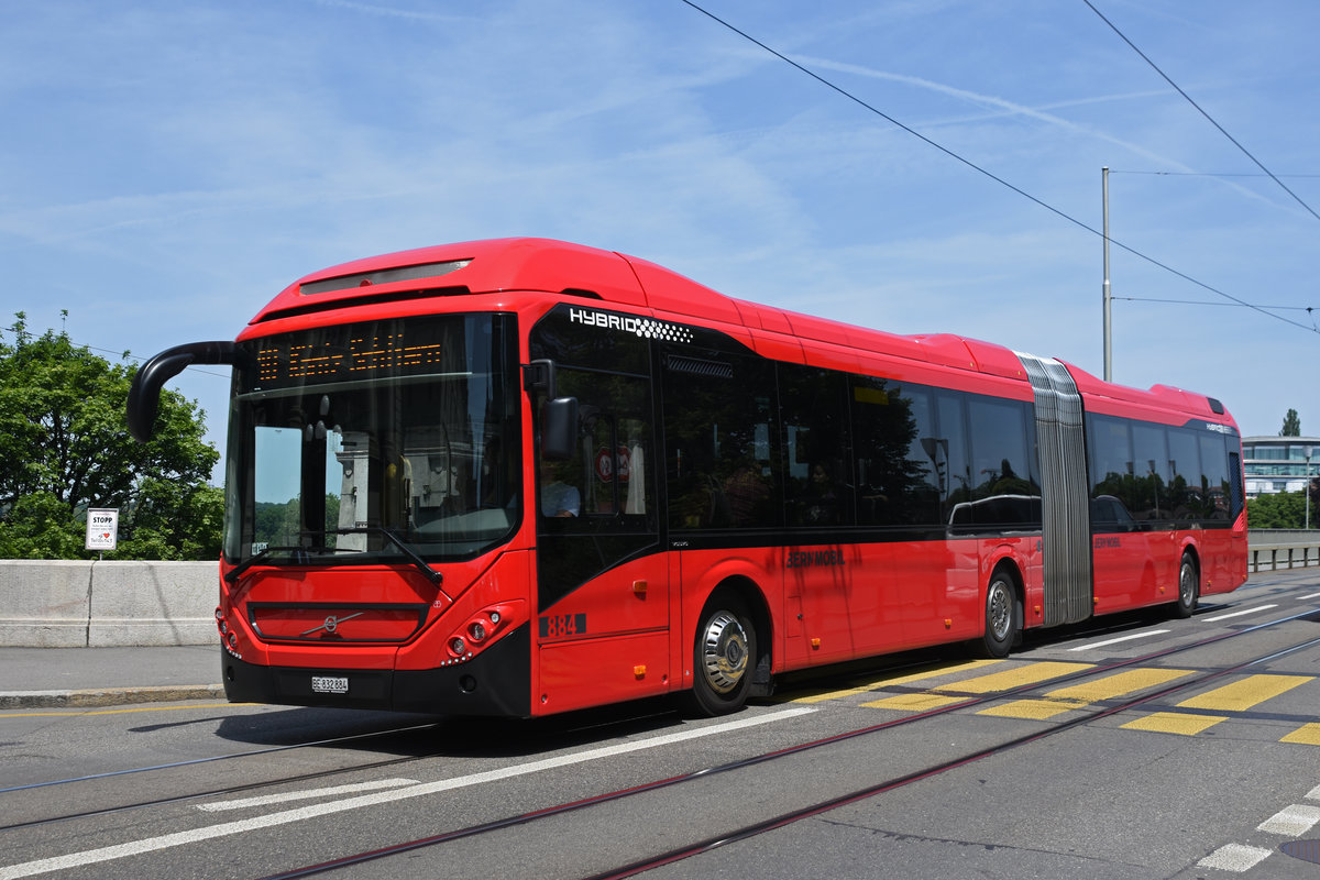 Volvo Hybrid Bus 884, auf der Linie 10, fährt zur Haltestelle Zytglogge. Die Aufnahme stammt vom 25.06.2019.