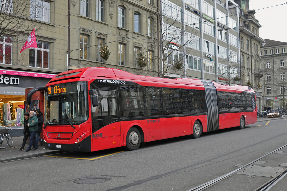 Volvo Hybrid Bus 885, auf der Linie 19, bedient die Haltestelle beim Bahnhof Bern. Die Aufnahme stammt vom 19.12.2018.