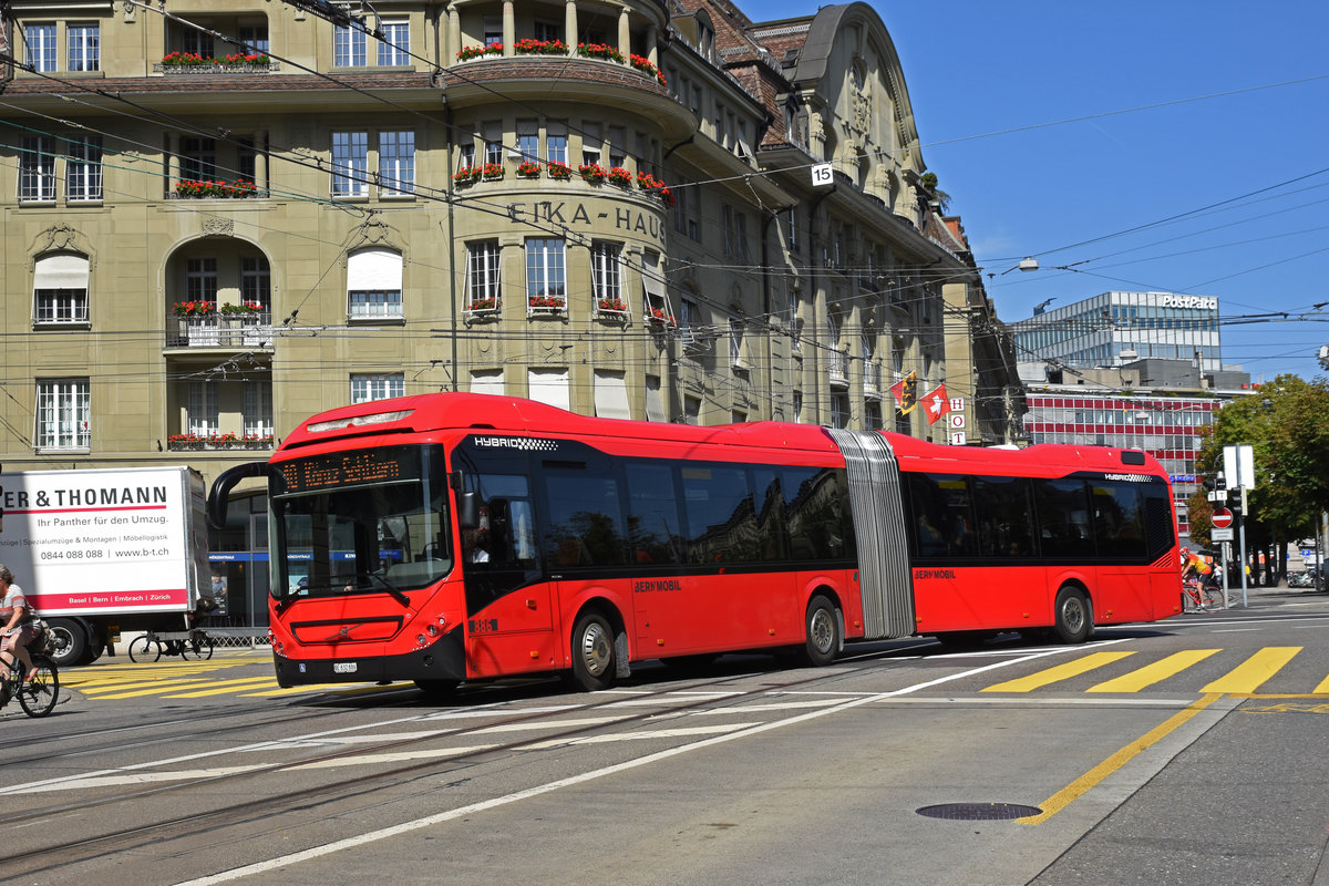 Volvo Hybrid Bus 886, auf der Linie 10, fährt in die Monbijustrasse ein. Die Aufnahme stammt vom 16.09.2019.
