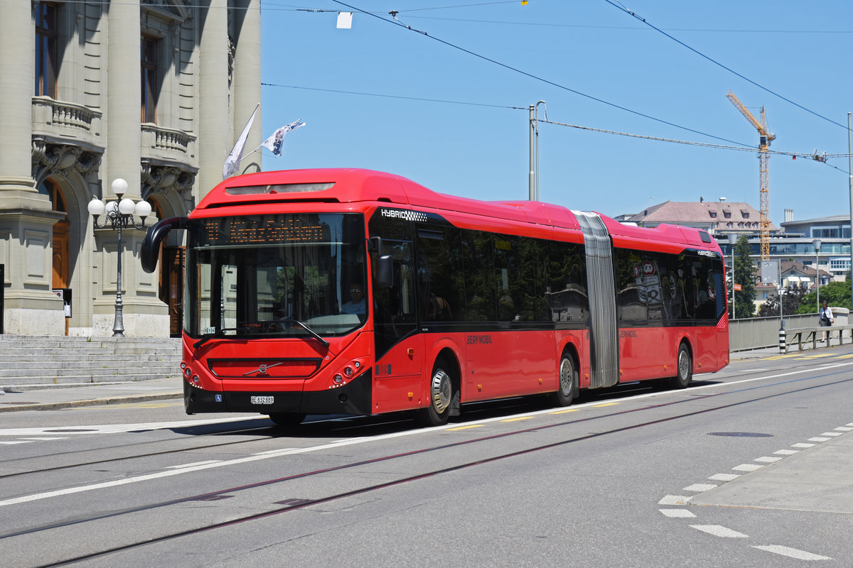 Volvo Hybrid Bus 889, auf der Linie 10, fährt zur Haltestelle Zytglogge. Die Aufnahme stammt vom 24.06.2020.