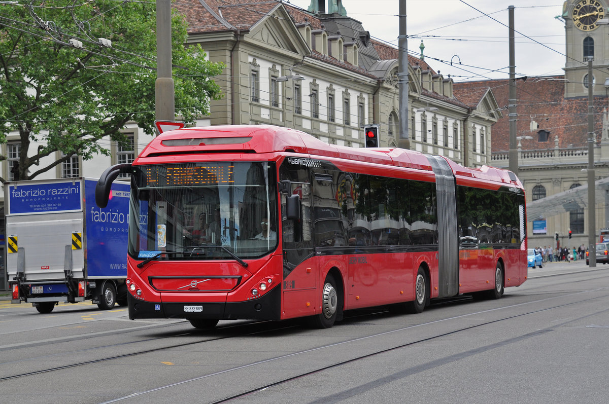 Volvo Hybrid Bus 889, fährt mit der Fahrschule Richtung Bubenbergplatz. Die Aufnahme stammt vom 09.06.2017.
