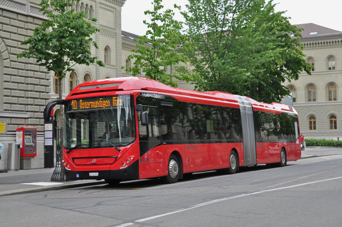 Volvo Hybrid Bus 890, auf der Linie 10, bedient die Haltestelle beim Bundeshaus. Die Aufnahme stammt vom 09.06.2017.