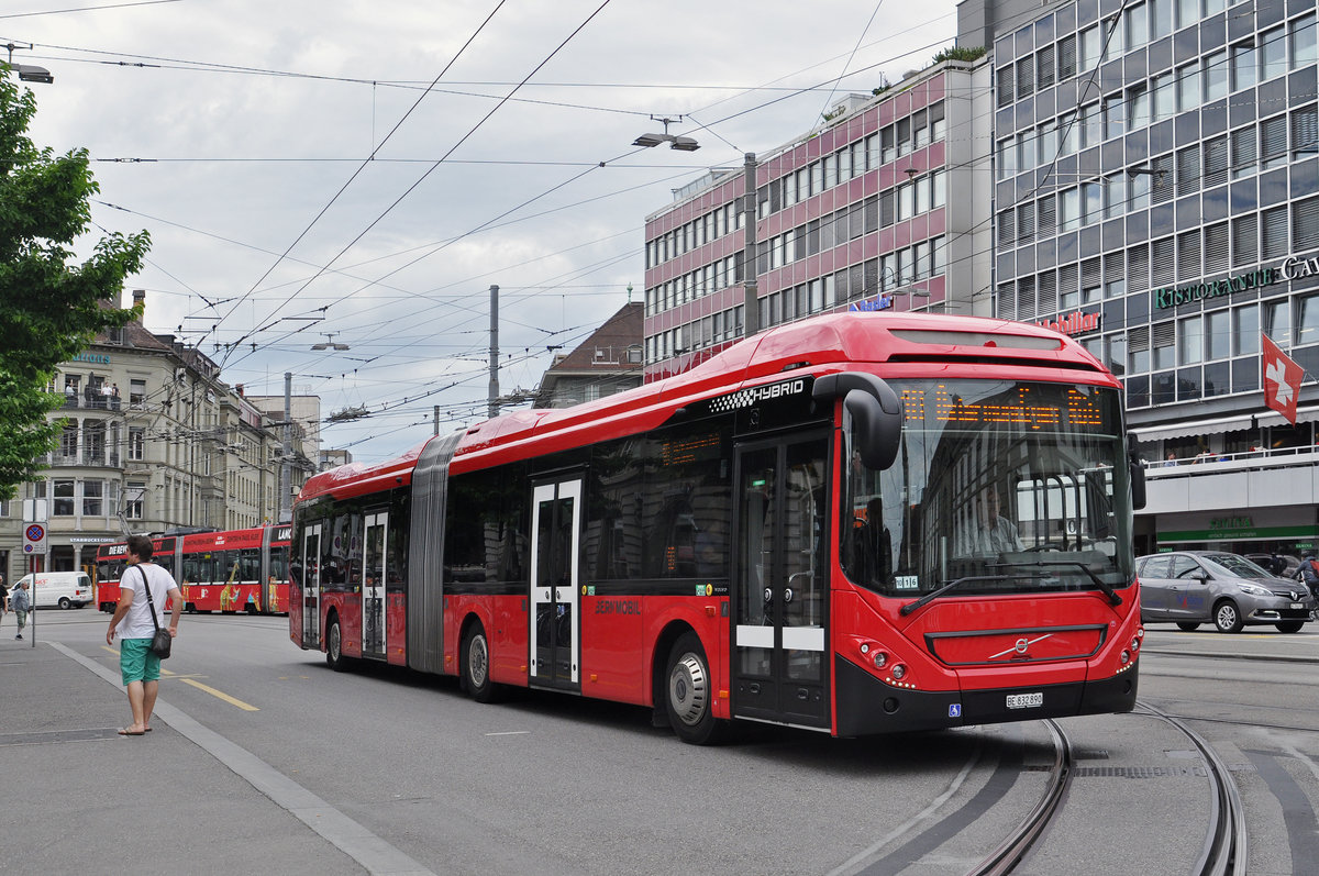 Volvo Hybrid Bus 890, auf der Linie 10, fährt zur Haltestelle Beim Bahnhof Bern. Die Aufnahme stammt vom 09.06.2017.