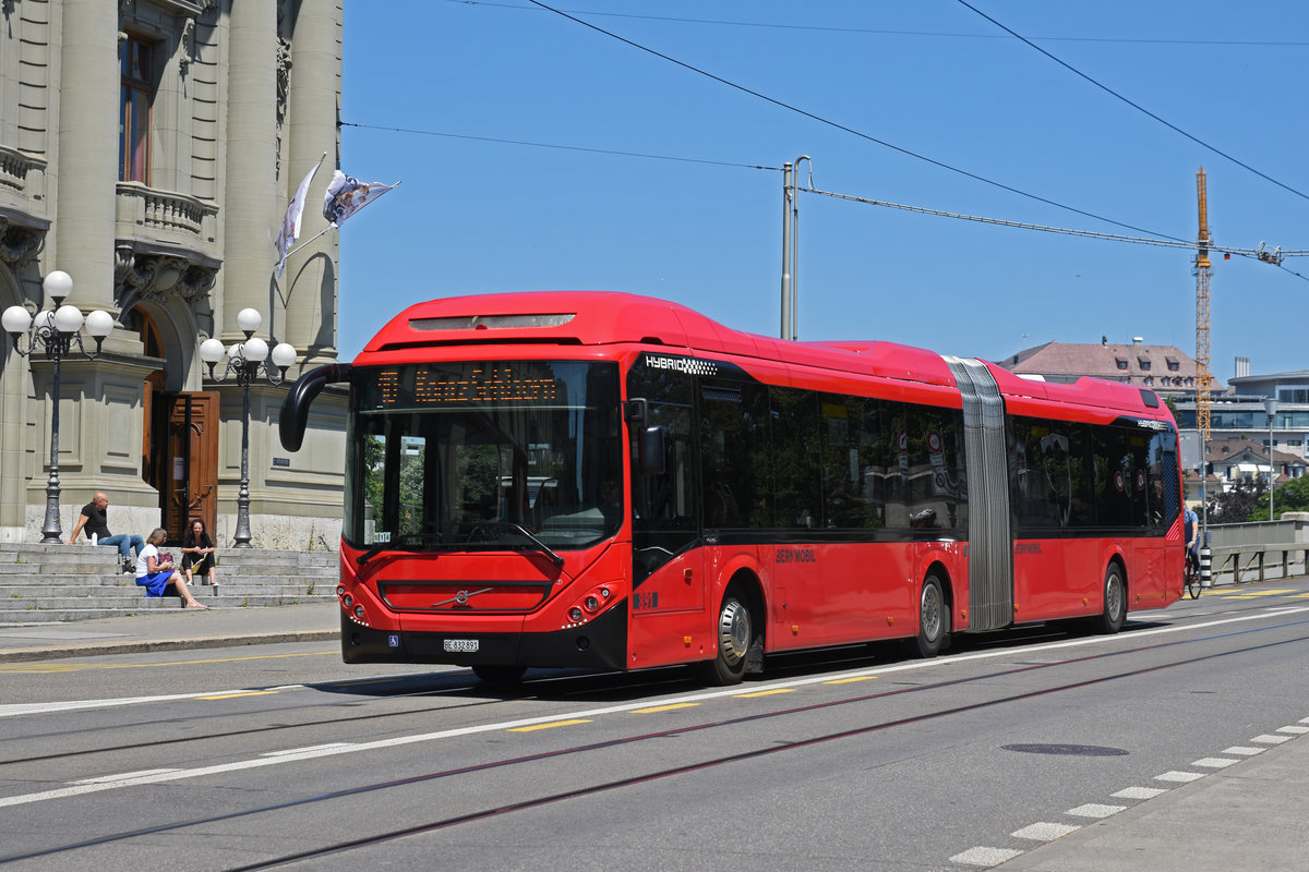 Volvo Hybrid Bus 891 , auf der Linie 10, fährt zur Haltestelle Zytglogge. Die Aufnahme stammt vom 24.06.2020.