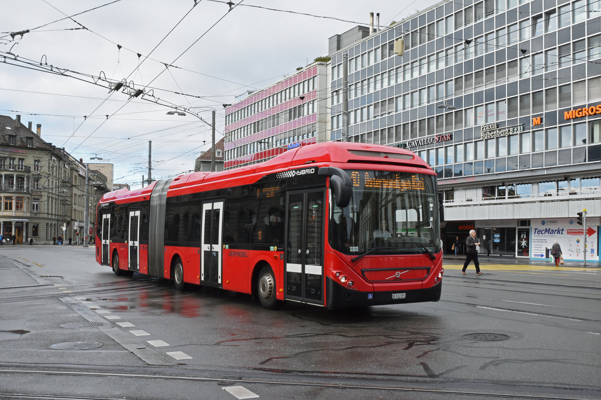 Volvo Hybrid Bus 891, auf der Linie 10, fährt zur Haltestelle beim Bahnhof Bern. Die Aufnahme stammt vom 21.12.2019.