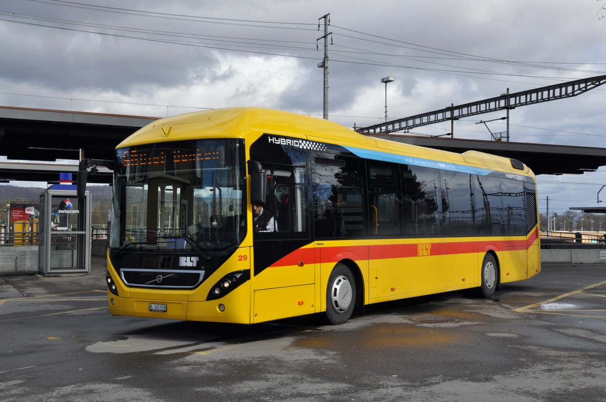 Volvo Hybrid Bus mit der Betriebsnummer 29 auf der Linie 60 am Bahnhof Muttenz. Die Aufnahme stammt vom 09.02.2014.