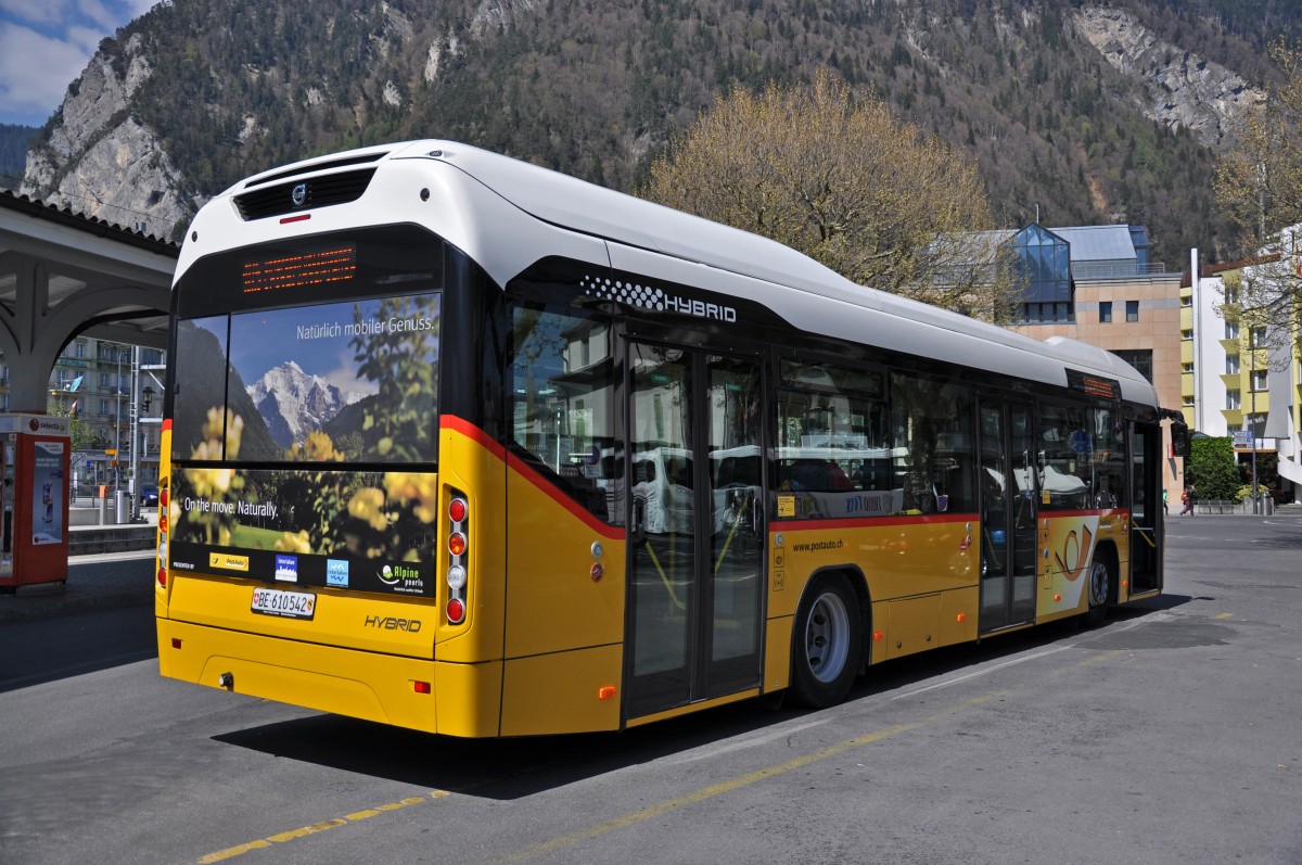 Volvo Hybrid Bus der Post am Bahnhof Interlaken West. Die Aufnahme stammt vom 16.04.2014.