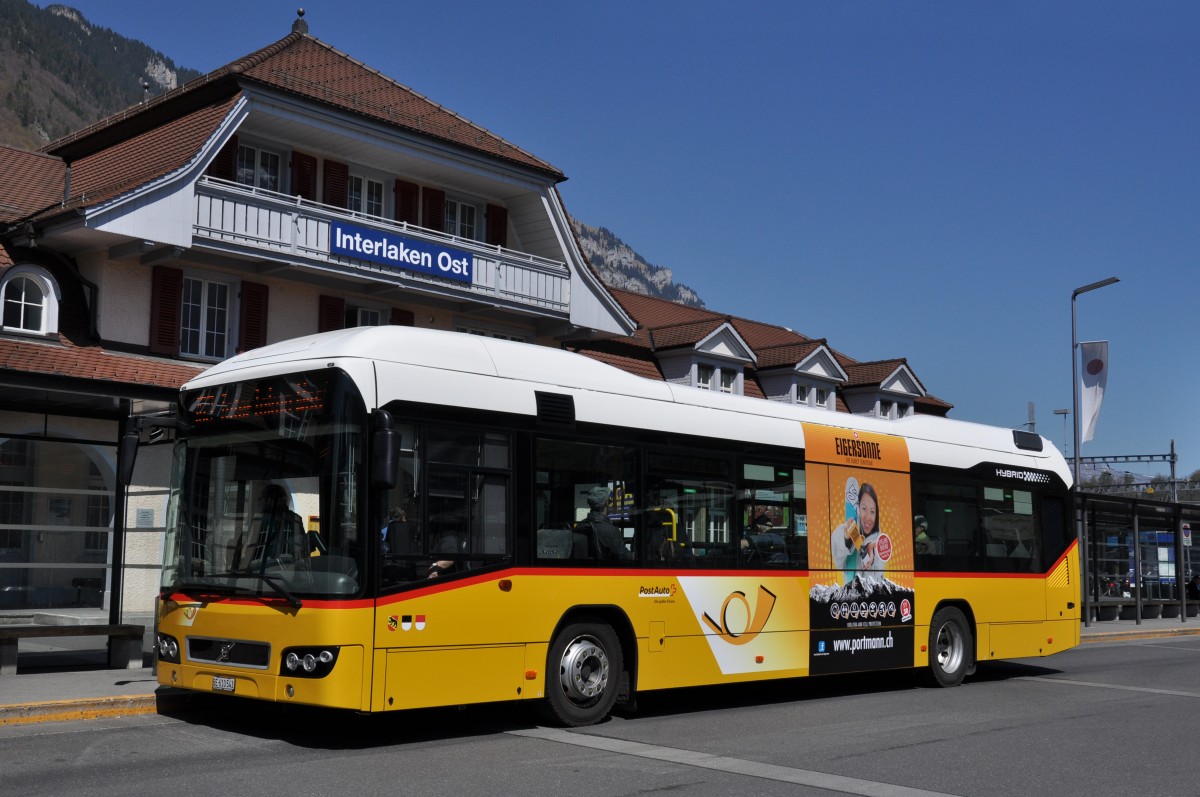 Volvo Hybrid Bus der Post am Bahnhof Interlaken Ost. Die Aufnahme stammt vom 17.04.2014.