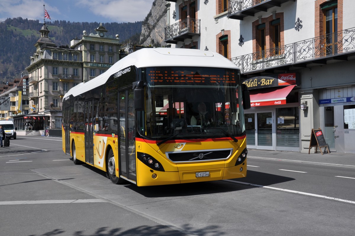 Volvo Hybrid Bus der Post auf der Linie 105 am Bahnhof Interlaken West. Die Aufnahme stammt vom 16.04.2014.
