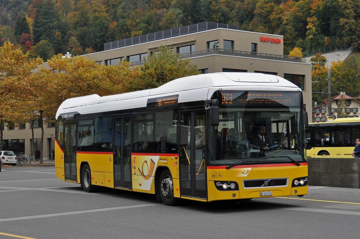 Volvo Hybrid Bus der Post auf der Linie 103 fährt beim Bahnhof Interlaken Ost ein. Die Aufnahme stammt vom 10.10.2015.