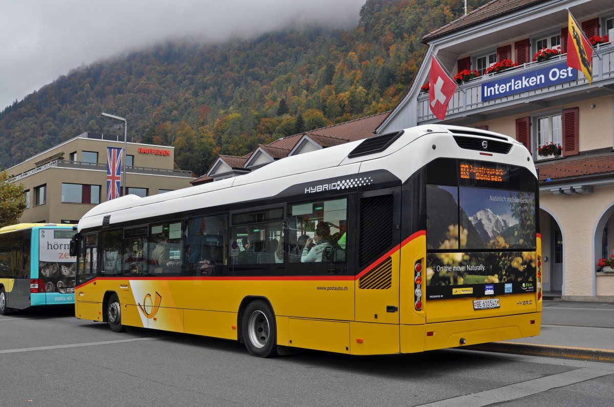 Volvo Hybrid Bus der Post auf der Linie 103 wartet beim Bahnhof Interlaken Ost auf die nächste Abfahrtszeit. Die Aufnahme stammt vom 10.10.2015.