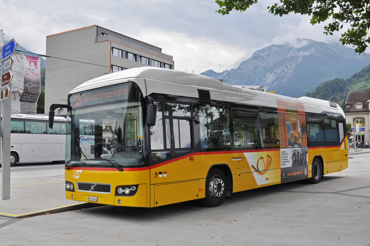 Volvo Hybrid Bus der Post, auf der Linie 105, bedient die Haltestelle beim Bahnhof Interlaken West. Die Aufnahme stammt vom 23.07.2016.