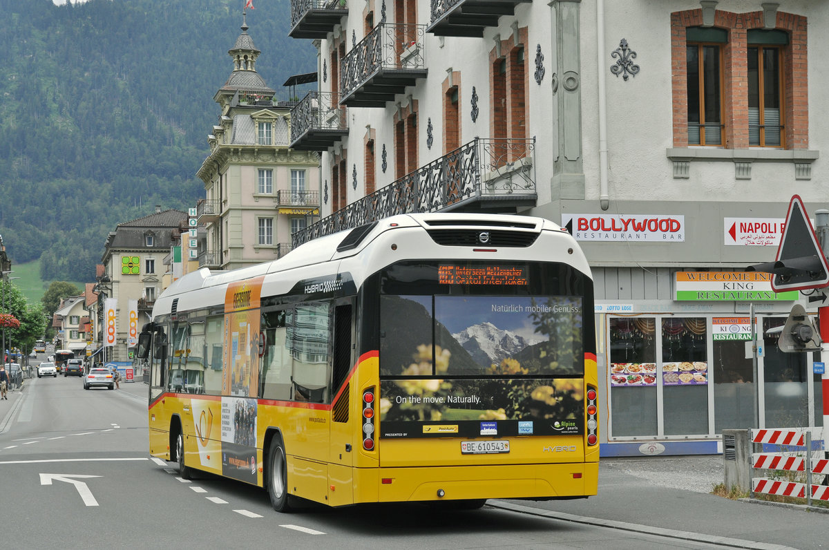 Volvo Hybrid Bus der Post, auf der Linie 105, verlässt die Haltestelle beim Bahnhof Interlaken West. Die Aufnahme stammt vom 23.07.2016.