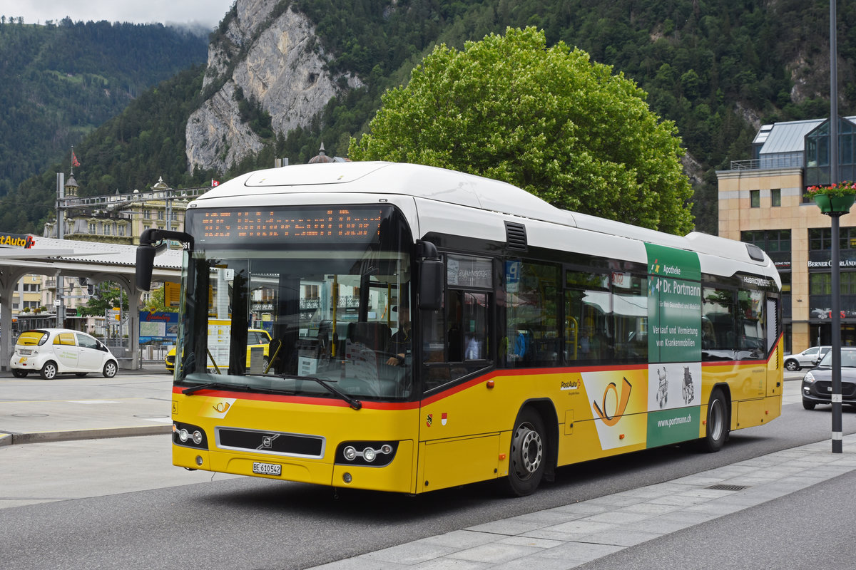 Volvo Hybrid Bus der Post, auf der Linie 105, fährt zur Haltestelle beim Bahnhof Interlaken West. Die Aufnahme stammt vom 05.06.2020.