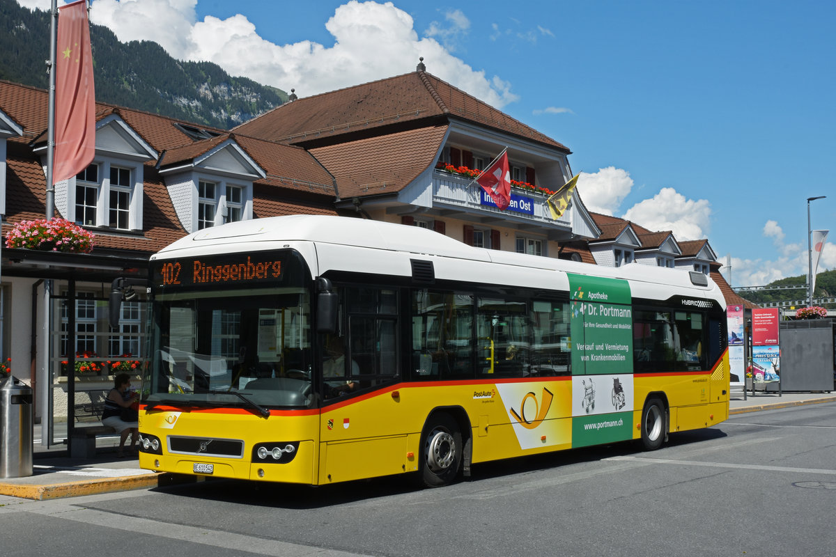 Volvo Hybrid Bus der Post, auf der Linie 102, wartet an der Endstation am Bahnhof Interlaken Ost. Die Aufnahme stammt vom 25.07.2020.