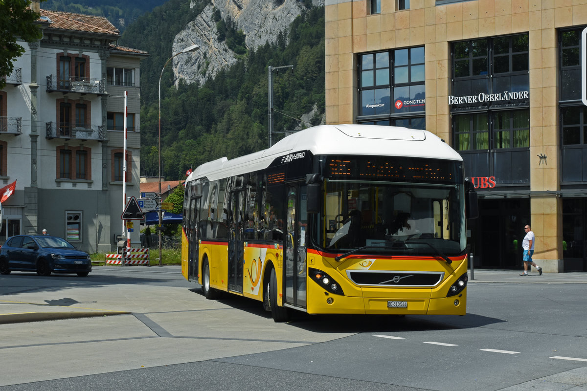 Volvo Hybrid Bus der Post, auf der Linie 105, fährt zur Haltestelle beim Bahnhof Interlaken West. Die Aufnahme stammt vom 28.07.2020.