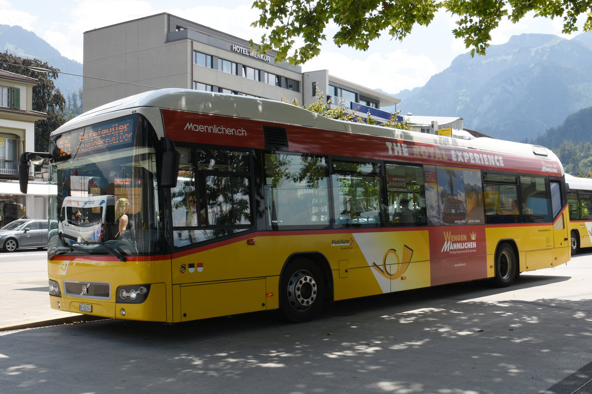 Volvo Hybrid Bus der Post, auf der Linie 105, wartet an der Haltestelle beim Bahnhof Interlaken West. Die Aufnahme stammt vom 28.07.2020.