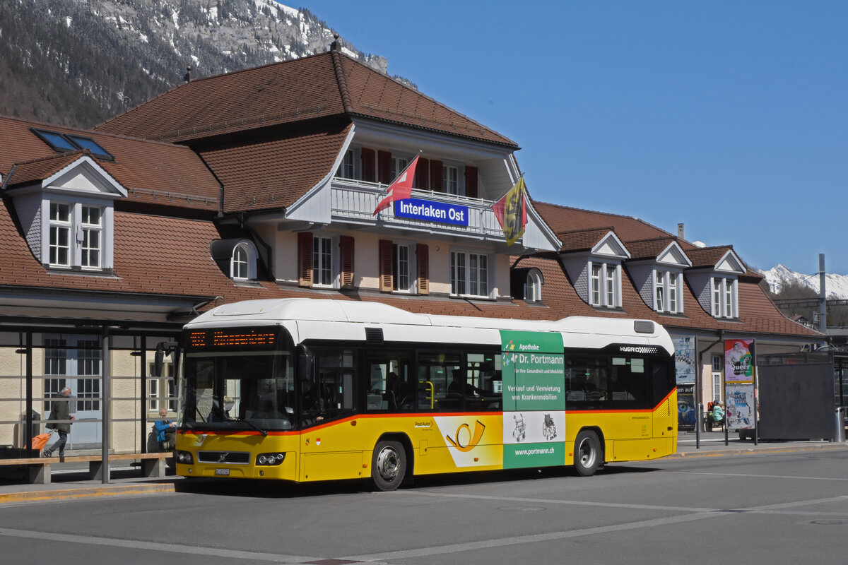 Volvo Hybrid Bus der Post, auf der Linie 102, wartet an der Haltestelle beim Bahnhof Interlaken Ost. Die Aufnahme stammt vom 08.04.2021.