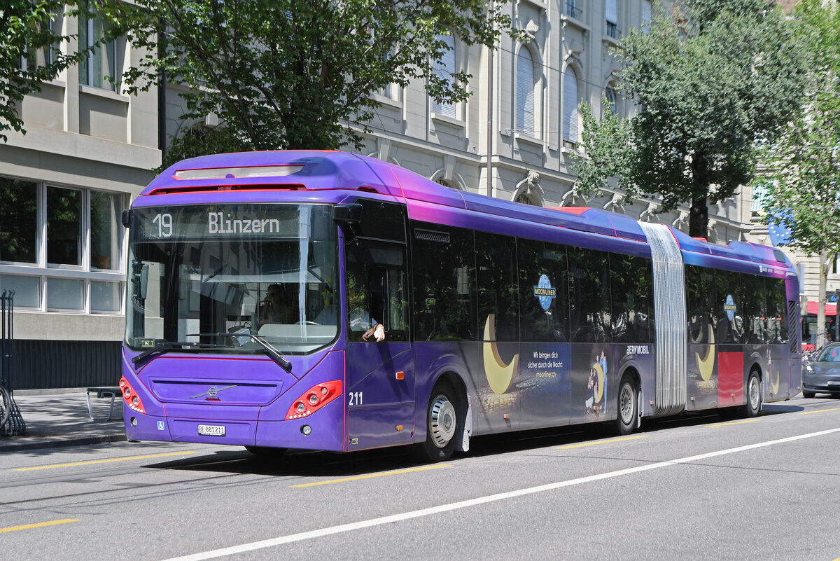 Volvo Hybridbus 211 MOONLINER, auf der Linie 19, fährt am 20.07.2023 durch die Bundesgasse.