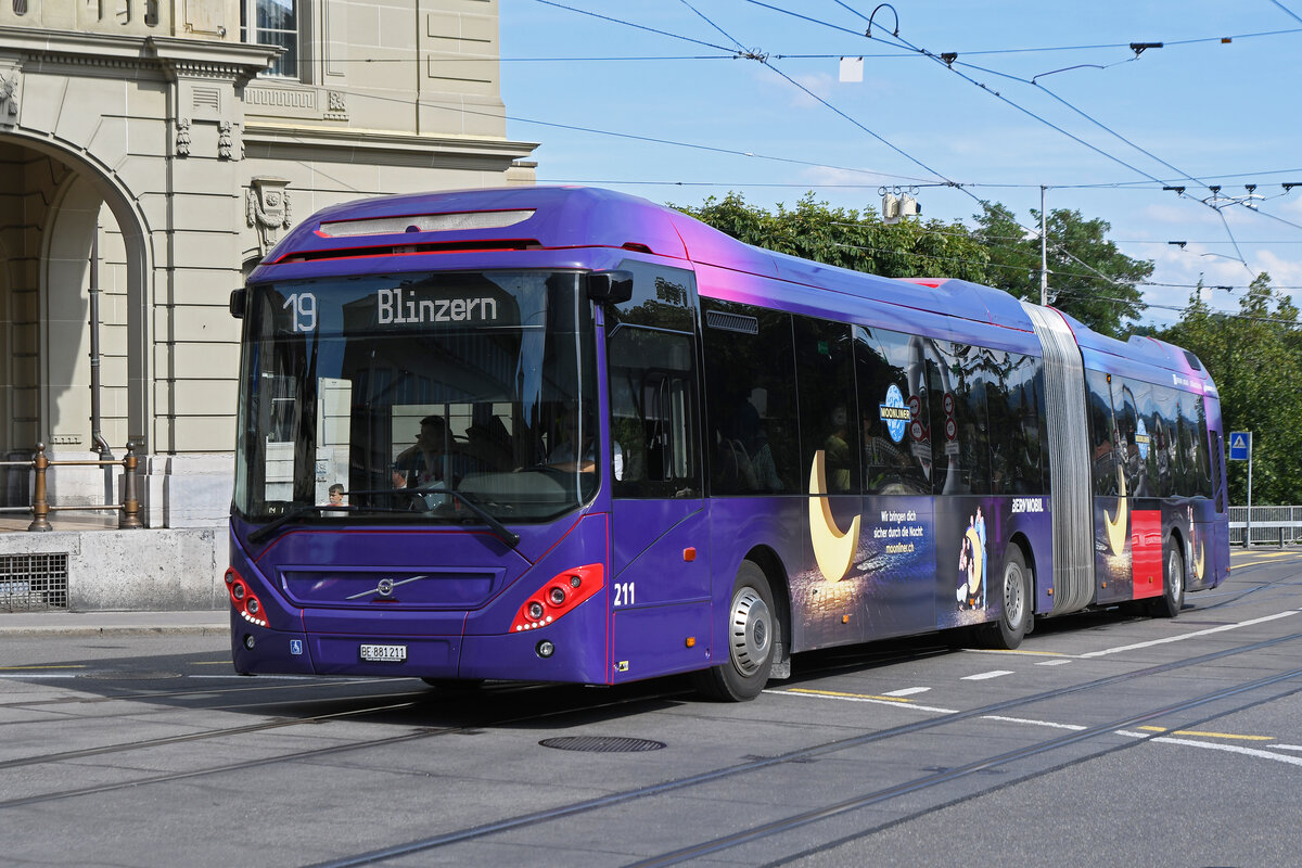 Volvo Hybridbus 211 MOONLINER, auf der Linie 19, fährt am 20.07.2023 zur Haltestelle Zytglogge.