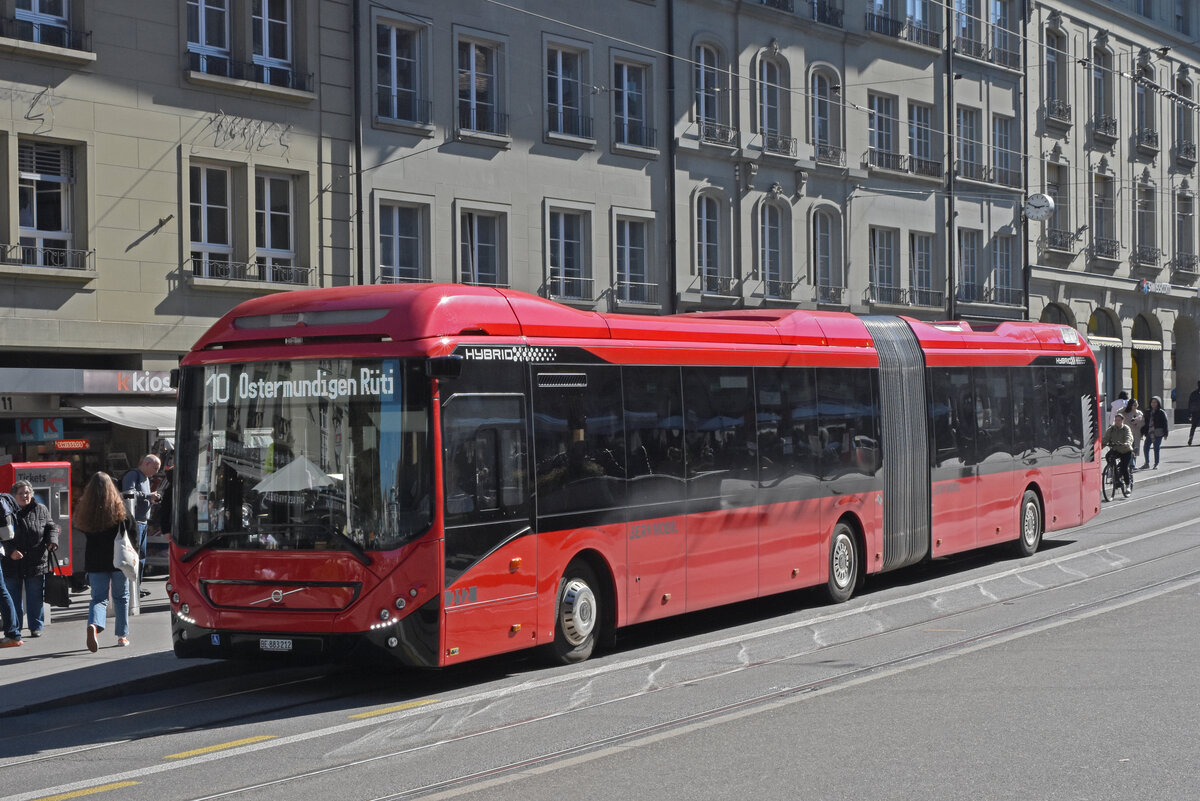 Volvo Hybridbus 212, auf der Linie 10, bedient am 04.10.2022 die Haltestelle Zytglogge.