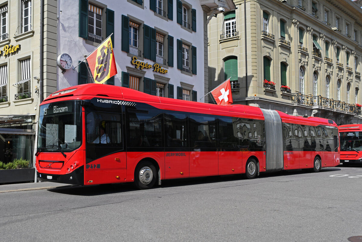 Volvo Hybridbus 212, auf der Linie 19, verlässt am 20.07.2023 die Haltestelle beim Bundesplatz.
