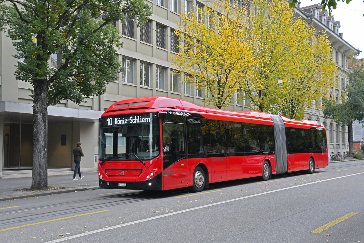 Volvo Hybridbus 212, auf der Linie 10, fährt am 16.10.2025 durch die Bundesgasse. Aufnahme Bern.
