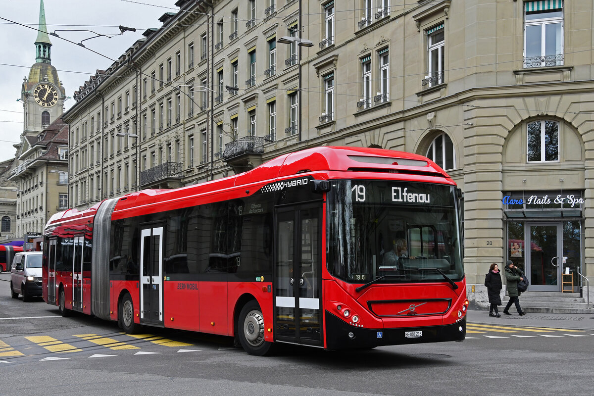 Volvo Hybridbus 213, auf der Linie 19, fährt am 17.04.2023 zur Haltestelle Bundesplatz.