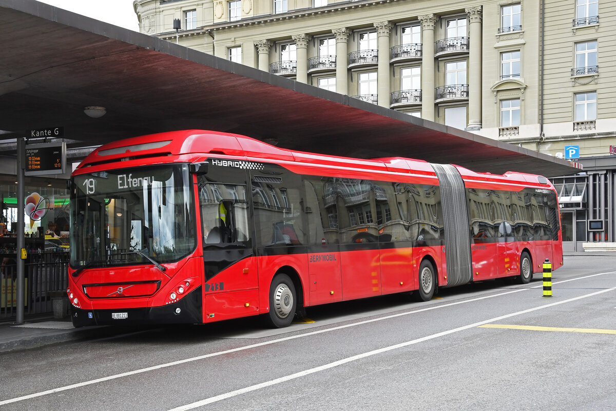 Volvo Hybridbus 213, auf der Linie 19, bedient am 17.04.2023 die Haltestelle Zytglogge beim Casinoplatz.