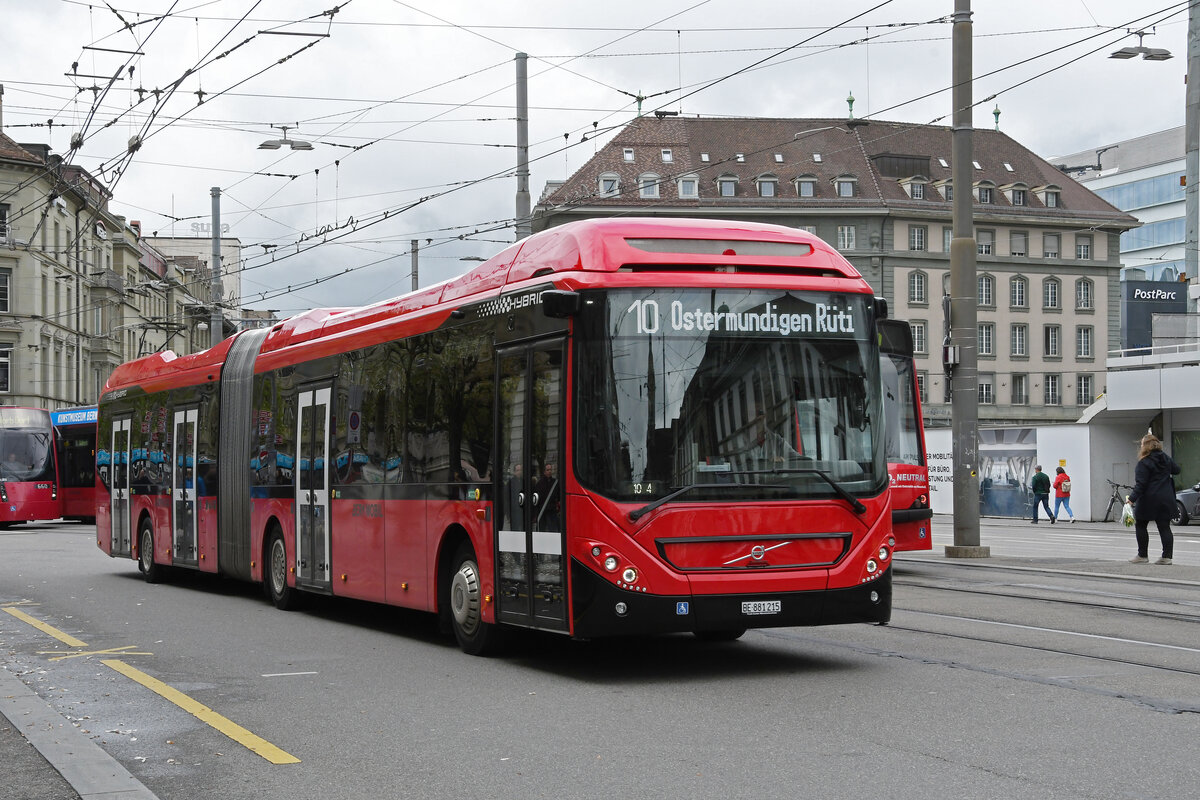Volvo Hybridbus 215, auf der Linie 10, fährt am 17.04.2023 zur Haltestelle beim Bahnhof Bern.