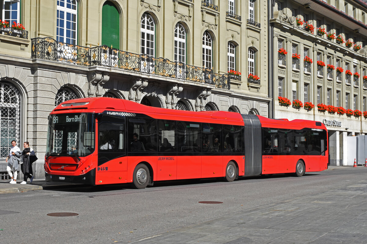 Volvo Hybridbus 215, auf der Tramersatz Linie 8A, bedient am 04.10.2022 die Haltestelle auf dem Bundesplatz.