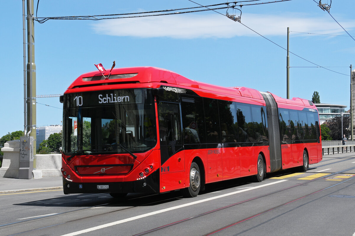 Volvo Hybridbus 216, auf der Linie 10, �berquert am 15.06.2026 die Kornhausbr�cke. Aufnahme Bern.