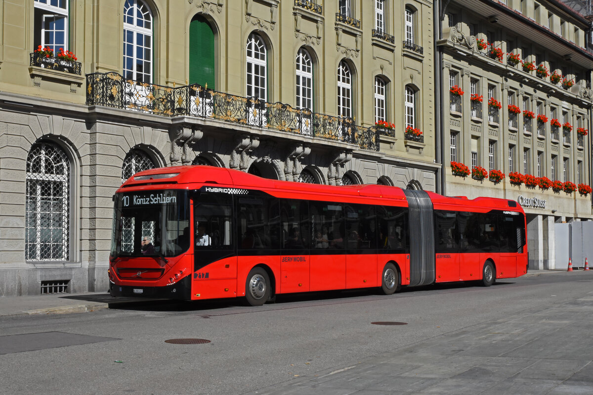 Volvo Hybridbus 217, auf der Linie 10 bedient am 04.10.2022 die Haltestelle beim Bundesplatz.