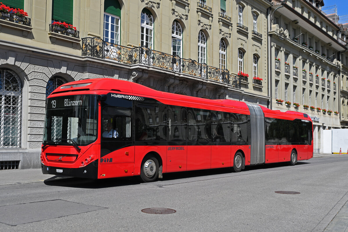 Volvo Hybridbus 217, auf der Linie 19, bedient am 20.07.2023 die Haltestelle auf dem Bundesplatz.