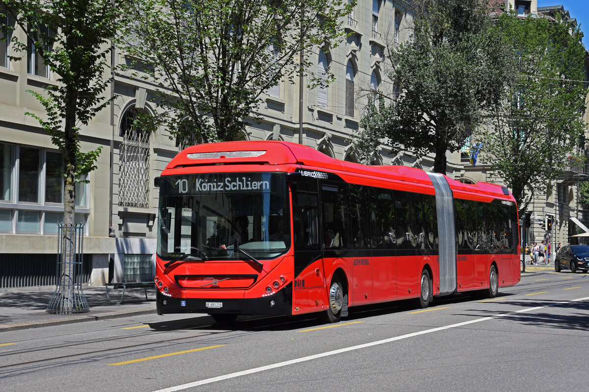 Volvo Hybridbus 218, auf der Linie 10, fährt durch die Bundesgasse. Die Aufnahme stammt vom 08.07.2022.