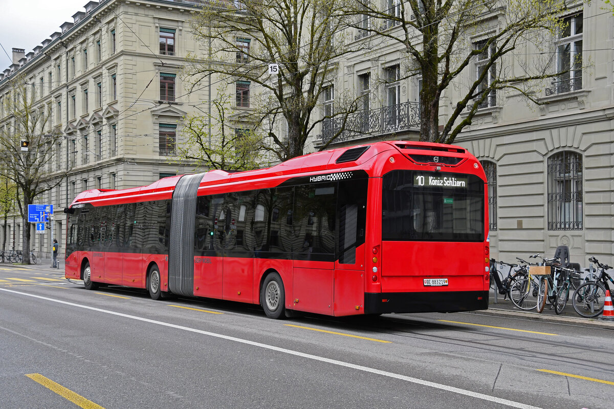 Volvo Hybridbus 219, auf der Linie 10, fährt am 17.07.2023 durch die Bundesgasse.