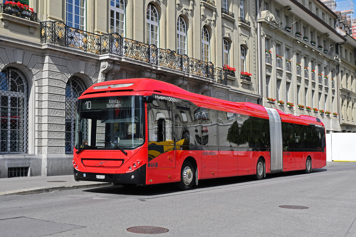 Volvo Hybridbus 219, auf der Linie 10, bedient am 20.07.2023 die Haltestelle am Bundesplatz.