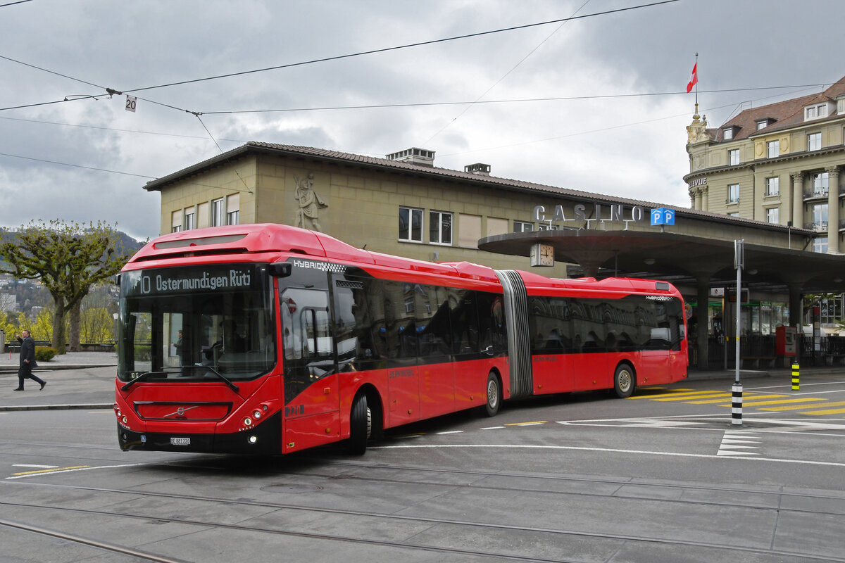 Volvo Hybridbus 220, auf der Linie 10, verlässt am 17.04.2023 die Haltestelle beim Casinoplatz.