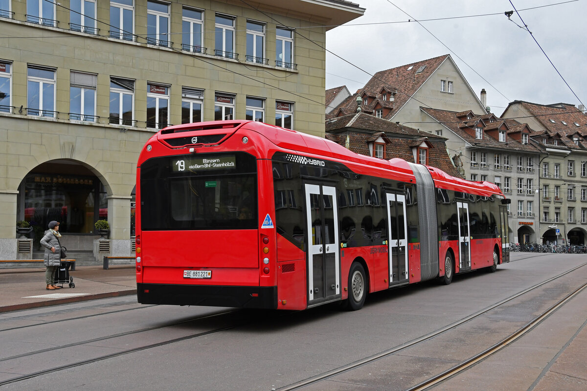 Volvo Hybridbus 221, auf der Linie 19, fährt am 17.04.2023 zur Haltestelle Zytglogge beim Casinoplatz.